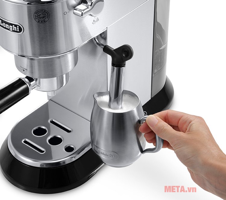 Máy pha cà phê Delonghi EC680.M có vòi đánh sữa truyền thống