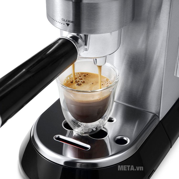 Máy pha cà phê Delonghi EC680.M có 2 vòi chảy cà phê 