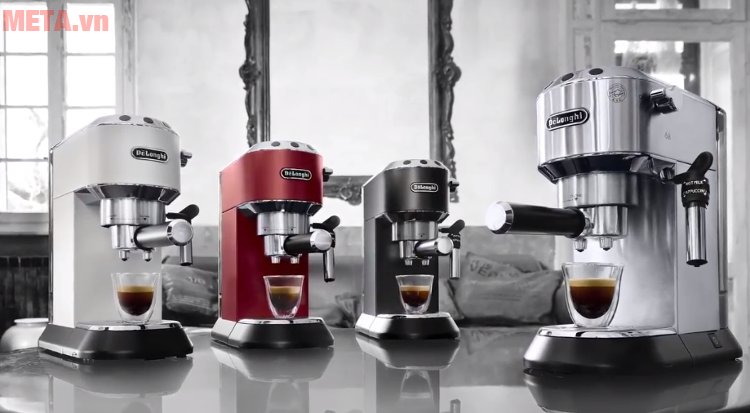 Máy pha cà phê Delonghi EC680 có 3 màu: đỏ, đen, bạc 
