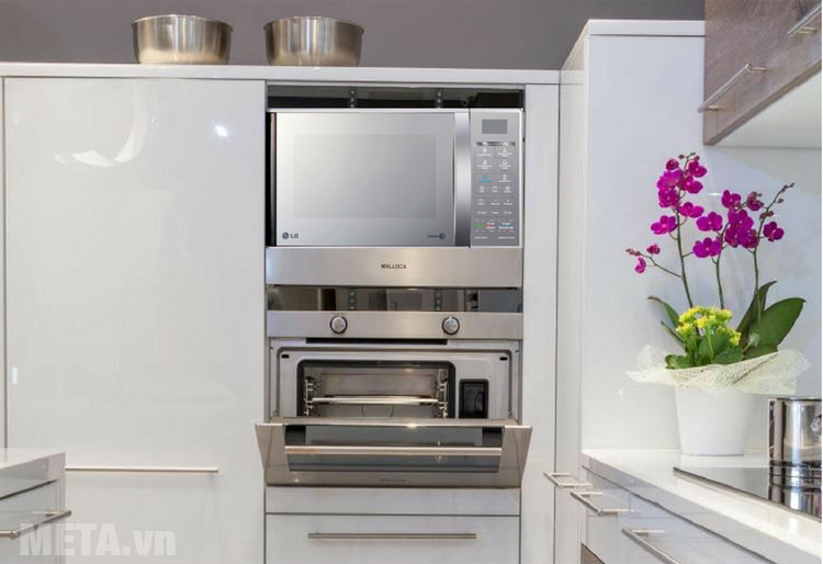 Lò vi sóng LG MH6842B/MH7043BAR với thiết kế màu bạc tao nhã phù hợp với không gian bếp 