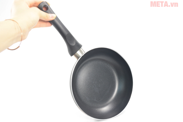Chảo từ chống dính Tianxi TJE-20 khá nhẹ gọn 