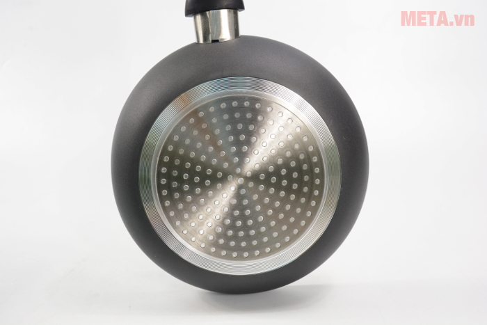 Đáy nồi dày giúp dẫn nhiệt nhanh, giúp thức ăn được chín đều