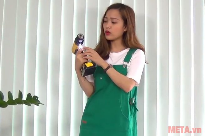 Máy khoan vặn vít dùng pin DeWalt DCD771C2 có đèn 