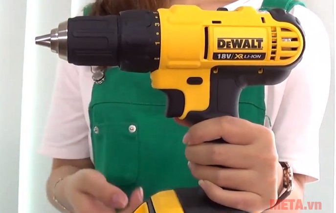 Máy khoan vặn vít dùng pin DeWalt DCD771C2 cầm tay rất nhẹ nhàng 