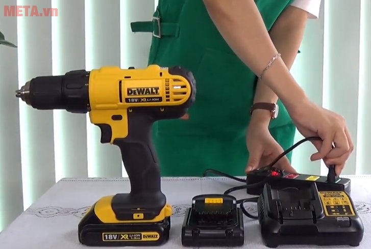 Máy khoan vặn vít dùng pin DeWalt DCD771C2 sạc vào điện lưới 220V/50Hz