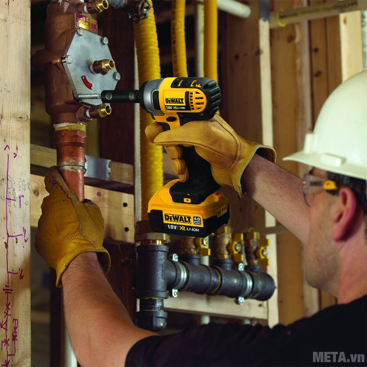 Máy siết bu lông dùng pin DeWalt DCF880M2 cầm tay thao tác dễ dàng 