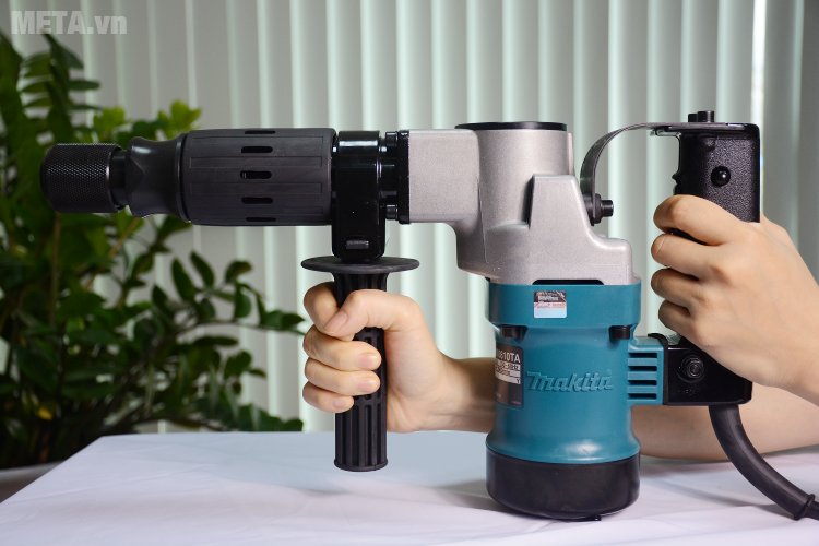 Máy đục bê tông Makita HM0810TA cầm tay rất nhẹ nhàng 