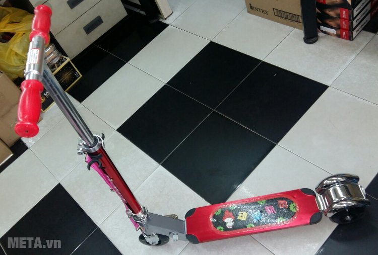 Xe trượt Scooter loại trung có màu đỏ phù hợp cho cả bé trai và bé gái cùng chơi  Xe trượt Scooter loại trung có màu đỏ phù hợp cho cả bé trai và bé gái cùng chơi