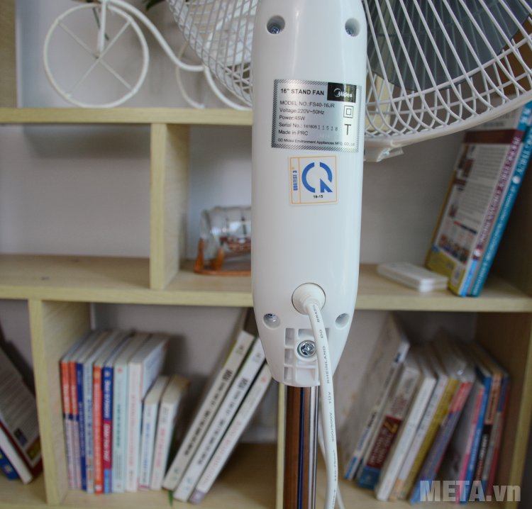 Quạt cây Midea FS40-16JR dán thông số trên thân quạt  Quạt cây Midea FS40-16JR dán thông số trên thân quạt