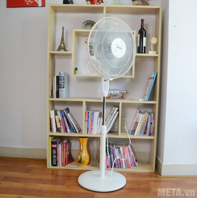 Quạt cây Midea FS40-16JR điều chỉnh hướng gió bằng túp năng  Quạt cây Midea FS40-16JR điều chỉnh hướng gió bằng túp năng