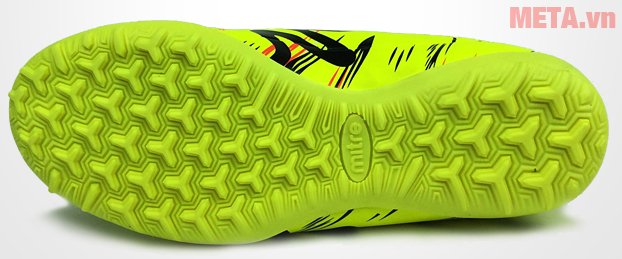 Giày đá bóng Mitre 160930 thiết kế đế có đinh cho khả năng ma sát cao 