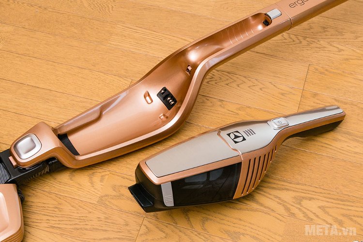 Máy hút bụi cầm tay Electrolux ZB3114AK có thể sử dụng với tay cầm ngắn hoặc tay cầm dài Máy hút bụi cầm tay Electrolux ZB3114AK có thể sử dụng với tay cầm ngắn hoặc tay cầm dài