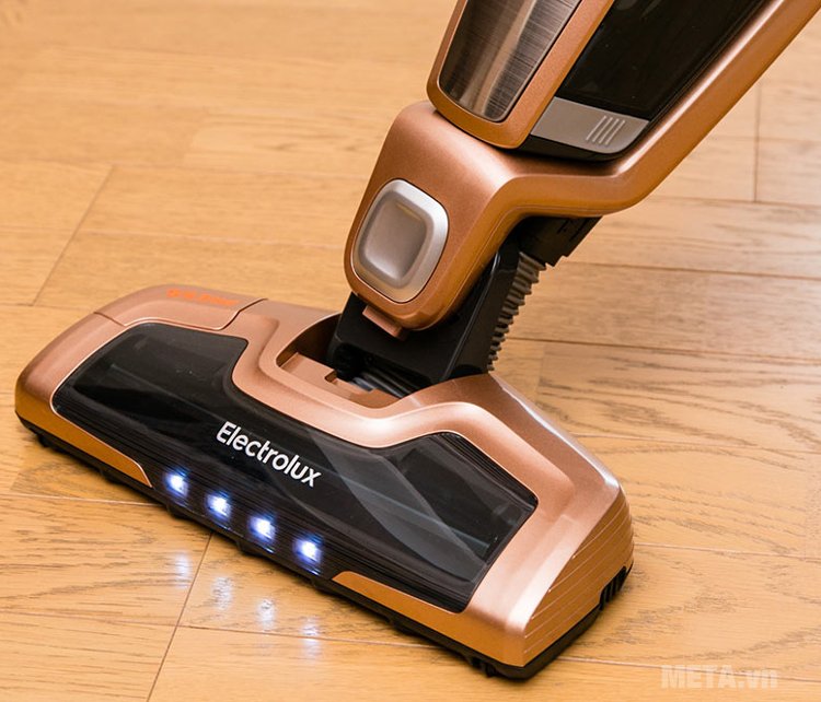 Máy hút bụi cầm tay Electrolux ZB3114AK thiết kế đầu hút sàn to có đèn led Máy hút bụi cầm tay Electrolux ZB3114AK thiết kế đầu hút sàn to có đèn led