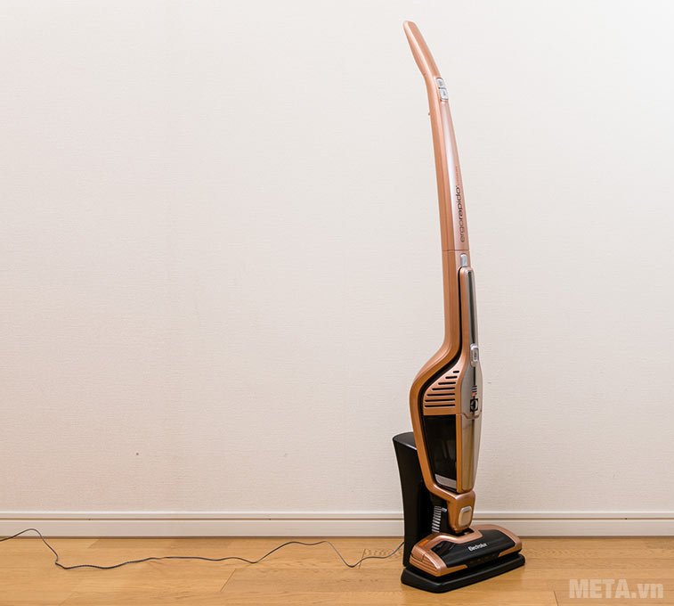 Máy hút bụi cầm tay Electrolux ZB3114AK sạc pin trong 4 giờ Máy hút bụi cầm tay Electrolux ZB3114AK sạc pin trong 4 giờ