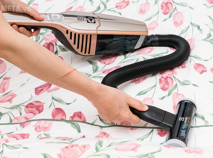 Máy hút bụi cầm tay Electrolux ZB3114AK giúp hút bụi trên chăn đệm dễ dàng Máy hút bụi cầm tay Electrolux ZB3114AK giúp hút bụi trên chăn đệm dễ dàng