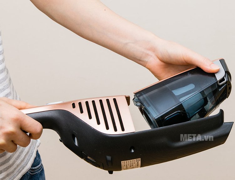 Máy hút bụi cầm tay Electrolux ZB3114AK dễ tháo rời đầu máy để vệ sinh ngăn chứa bụi Máy hút bụi cầm tay Electrolux ZB3114AK dễ tháo rời đầu máy để vệ sinh ngăn chứa bụi