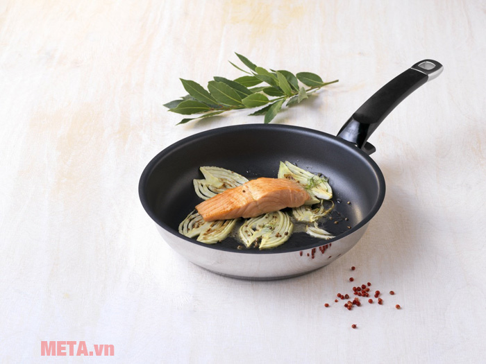 Chảo Fissler Steelex có lớp chống dính cao cấp giúp việc nấu nướng dễ dàng hơn 