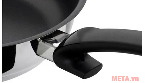 Chảo Fissler Steelex có vít chắc chắn  