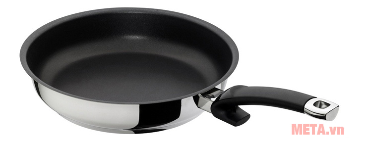 Chảo Fissler Steelex dễ dàng vệ sinh và lau chùi sau khi sử dụng 