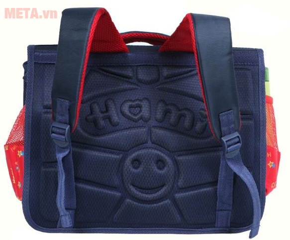 Tấm lưng cứng nhẹ giúp phần lưng được thẳng hơn khi mang lên vai