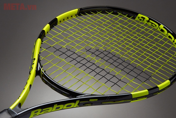 Vợt tennis Babolat Junior Nadal JR 26 140179-142 bằng những ô lưới được đan chặt chẽ 