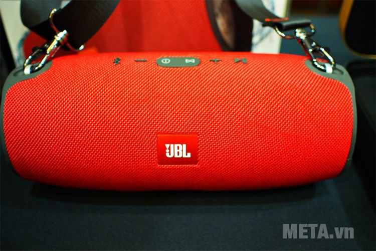 Loa JBL Xtreme có quai đeo tiện ích 