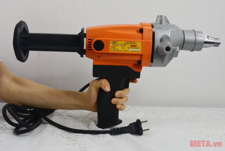 Máy khoan rút lõi bê tông Kynko Z1Z-KD45-90 có báng cầm mềm 