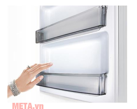 Tủ lạnh Panasonic NRBL268PSVN có khay làm đá trên ngăn đông Tủ lạnh Panasonic NRBL268PSVN có khay làm đá trên ngăn đông