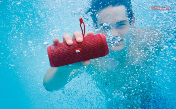 Loa JBL Flip 4 phù hợp với những buổi picnic hay tiệc ngoài trời, tiệc bên hồ bơi