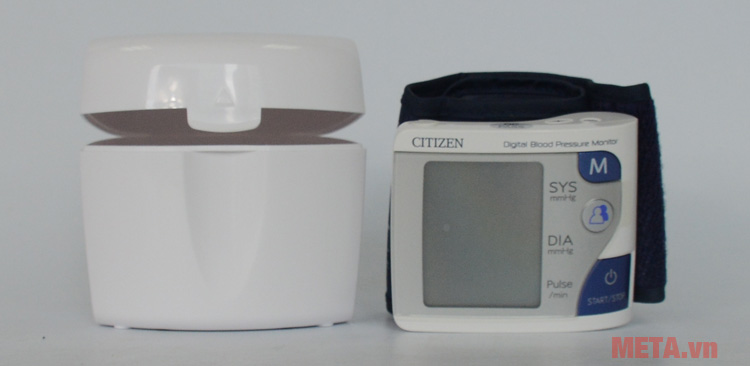 Máy đo huyết áp điện tử cổ tay CH-608 có trọng lượng nhỏ gọn