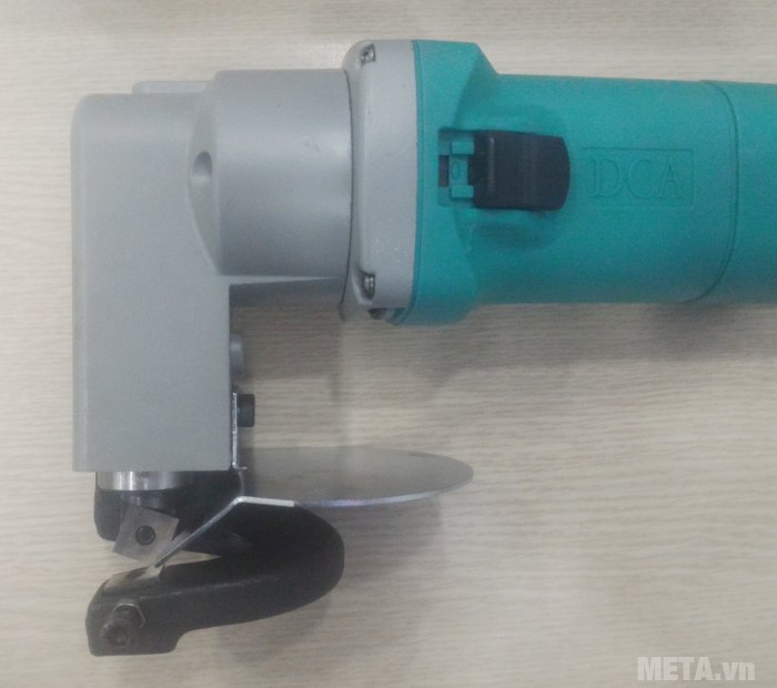 Máy cắt tôn DCA AJJ25 (J1J-FF-2.5) có kiểu dáng nhỏ gọn dễ điều khiển và kiểm soát đường cắt 