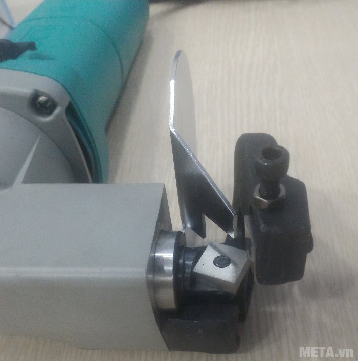 Máy cắt tôn DCA AJJ25 (J1J-FF-2.5) có công suất mạnh mẽ, nhịp cắt không tải lớn.