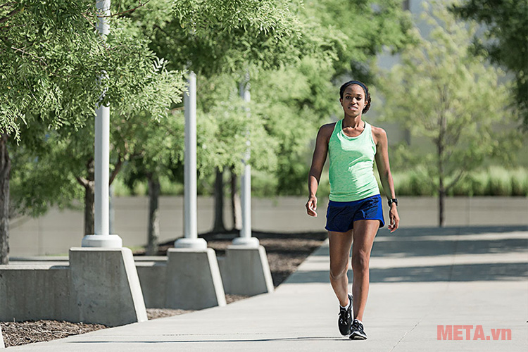 Vòng đeo tay Garmin Forerunner 35 thích hợp với người thường xuyên chạy bộ Vòng đeo tay Garmin Forerunner 35 thích hợp với người thường xuyên chạy bộ