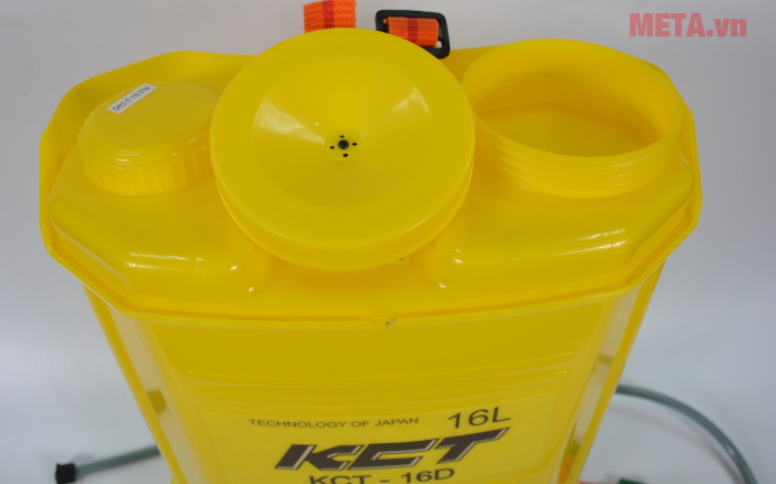 Bình xịt điện KCT 16D có miệng rộng giúp bạn đổ nước và hóa chất dễ dàng