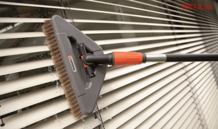 Chổi rửa xe có khớp nối Gardena 05560-24 có thể xoay chuyển 360 độ khi kết hợp với cán chổi 