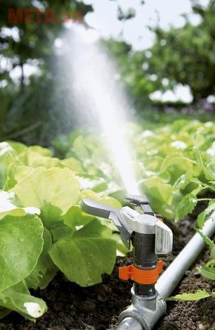 Vòi tưới quay 360 Gardena 08137-20 dược cắm vào đầu ống nối nước 