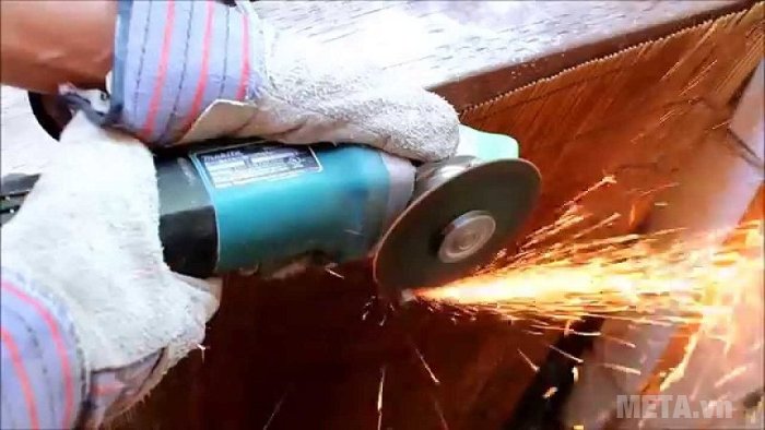 Máy mài góc Makita 9556HN giúp mài nhẵn bề mặt kim loại cực nhanh 