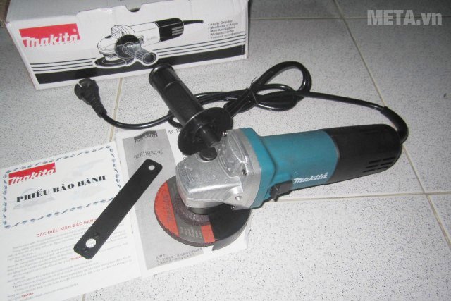 Máy mài góc Makita 9556HN sử dụng nguồn điện áp 220V - 240V / 50Hz - 60Hz 