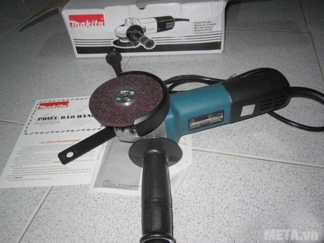 Máy mài góc Makita 9556HN trang bị lưỡi mài sắc bén có đường kính 100mm 