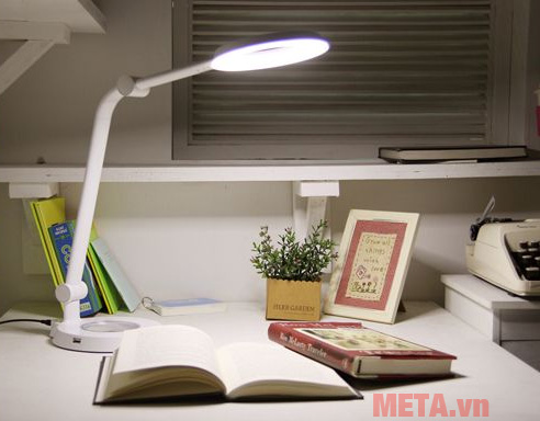 Đèn bàn Prism 6300WH cho ánh sáng tự nhiên với chỉ số hoàn màu CRI lên đến 90