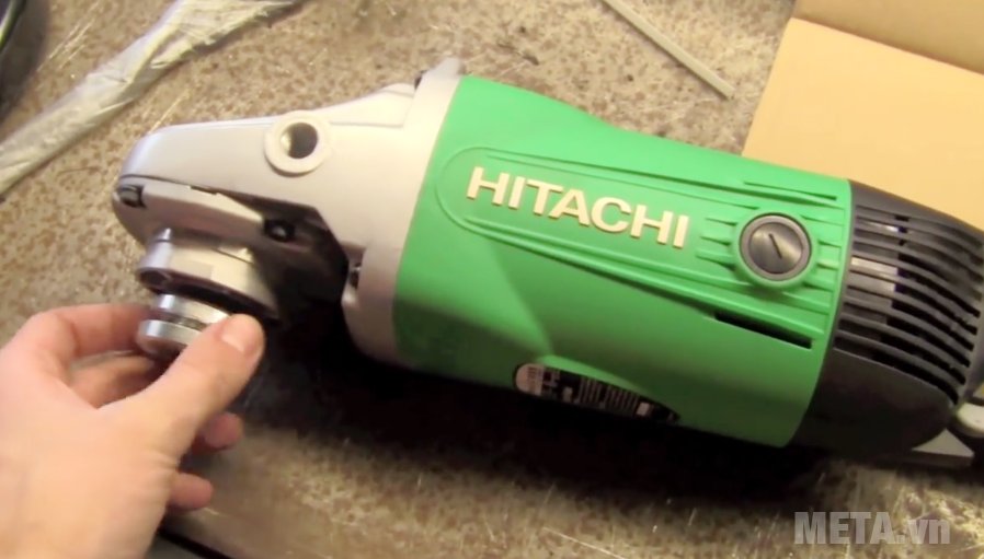 Máy mài góc Hitachi G18SS thiết kế nhiều khe tản nhiệt cho động cơ 