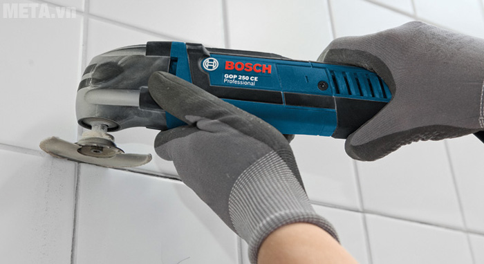máy cắt đa năng Bosch GOP 250 CE cho đường cắt mịn, chính xác máy cắt đa năng Bosch GOP 250 CE cho đường cắt mịn, chính xác