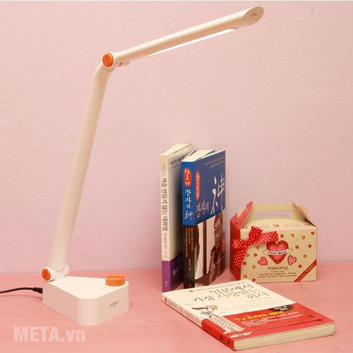 Đèn bàn led Hàn Quốc Prism 1777W có thể dễ dàng để trên bàn học, bàn làm việc  
