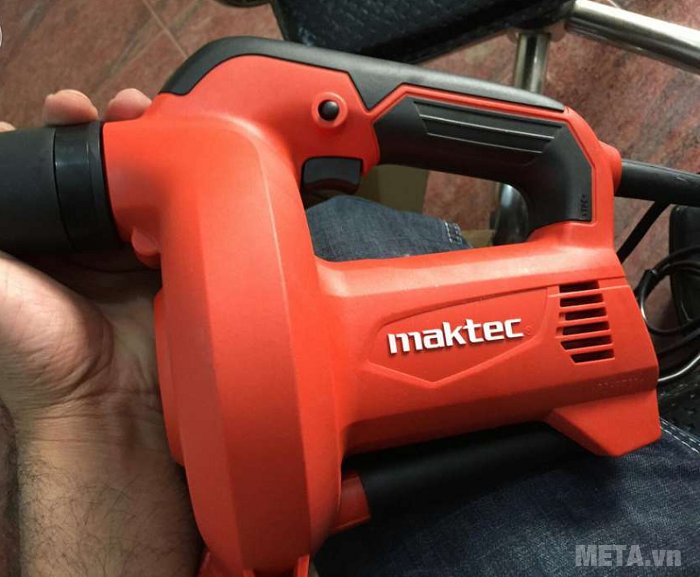 Máy thổi bụi Maktec MT401 có nhiều khe tản nhiệt cho động cơ 