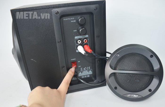 Loa Fenda A110 có công tắc nguồn ở loa siêu trầm