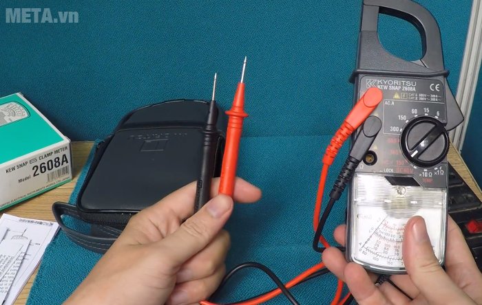 Ampe kìm Kyoritsu 2608A cho kết quả đo điện áp chính xác