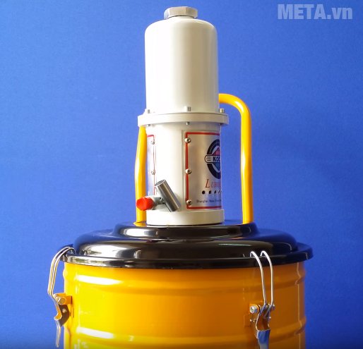 Máy bơm mỡ khí nén Kocu GZ-75B có bánh xe di chuyển