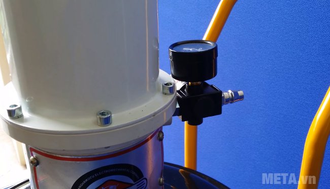 Máy bơm mỡ khí nén Kocu GZ-75B có lượng mỡ ra: 0,75 lít/phút