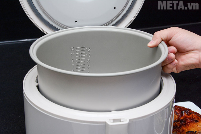 Nồi có dung tích 3 lít, phù hợp với gia đình từ 6 đến 8 thành viên Nồi có dung tích 3 lít, phù hợp với gia đình từ 6 đến 8 thành viên