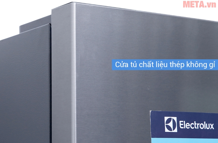 Cửa tủ được làm từ chất liệu thép không gỉ, đẹp mắt